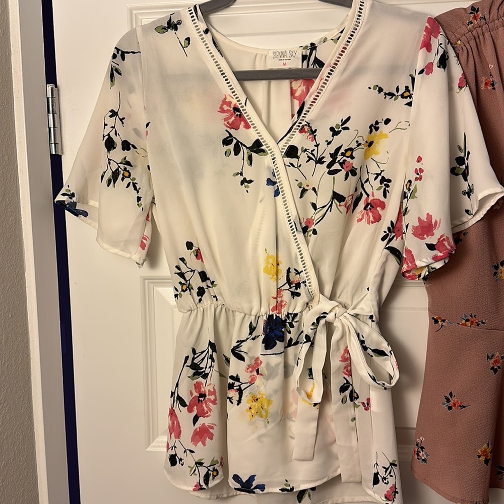 2 Blouse Set (M/L) - Picture 2 of 4